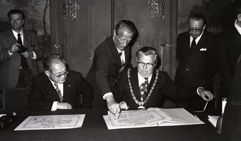 Signing the sister-city relationship treaty with Lüneburg City