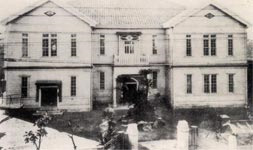 当時の撫養町役場と水道事務所