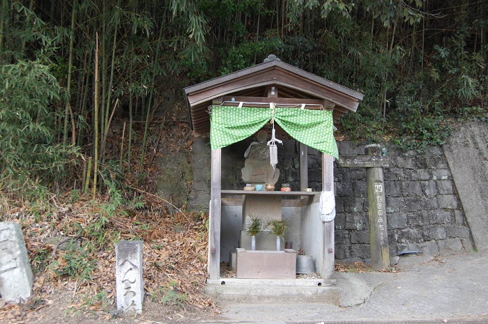 地蔵堂と石の道標