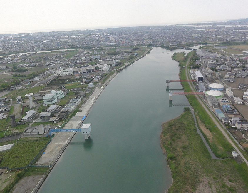 旧吉野川をはさんで、鳴門市浄水場（左）と北島町浄水場（右）