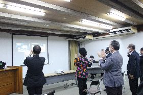 メドケ市長オンライン送別会 （市役所）