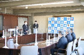 賀川豊彦記念・鳴門友愛会から寄附の贈呈式（市役所）