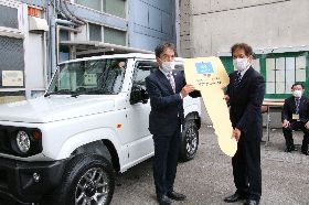 令和4年4月27日（水）公用車寄付贈呈式　鳴門レジャーランド㈱ 代表取締役 芝野 光氏（市役所）