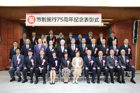 令和4年5月15日（日）市制施行75周年記念表彰式（うずしお会館）