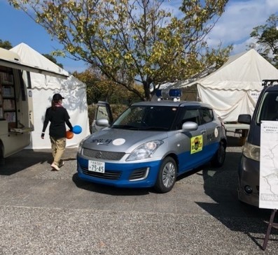 青色パトロール車両の展示