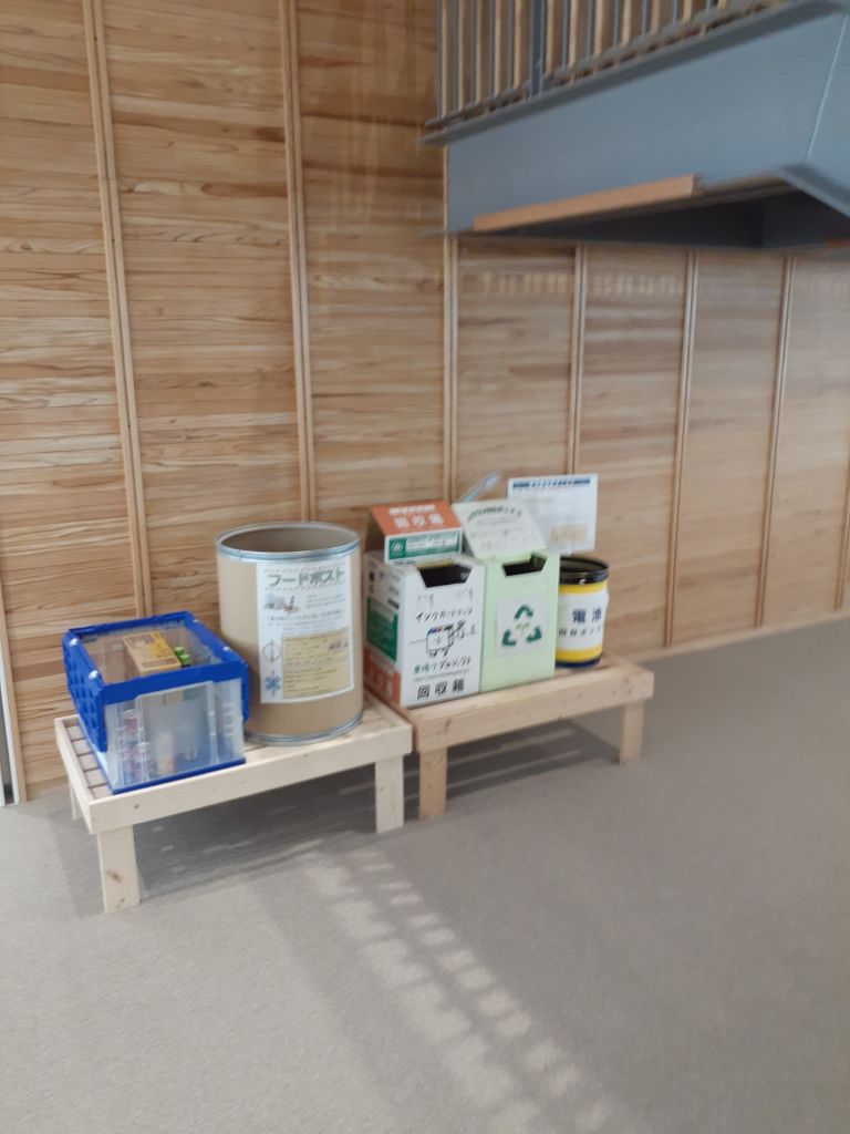 市役所２階階段下 回収ボックス