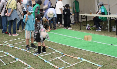 子どものまちフェスティバルでの体験活動風景 子どものまちフェスティバルでの体験活動風景