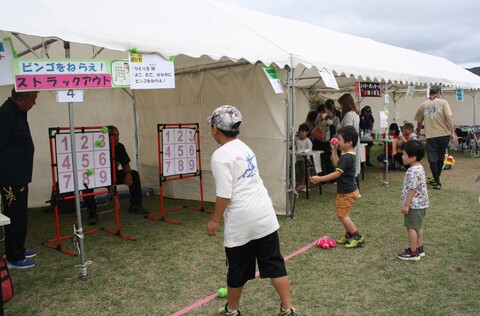 子どものまちフェスティバルでの体験活動風景 子どものまちフェスティバルでの体験活動風景