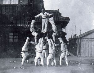 Eine Gruppe Gefangener bei gymnastischen Übungen