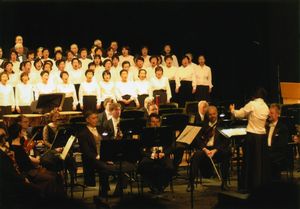 日本の歌を披露する合唱団