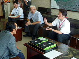 青空市の会からの携帯筆談器寄付贈呈式