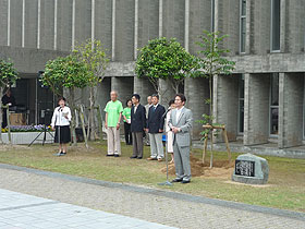 「第九」演奏会30周年記念楷の木植樹式